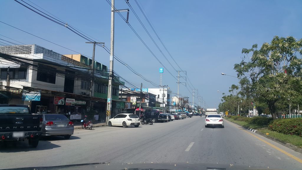 ภาพถนนตรงที่ ก๋วยเตี๋ยวยกซด รสโบราณ ตั้งอยู่ ถ่ายโดย jrcarlsen พ.ศ. 2562 (2019) · A street-level view of where ก๋วยเตี๋ยวยกซด รสโบราณ · Kuai Tiaoyakasot Rotbrona stands, by jrcarlsen in 2562 (2019)