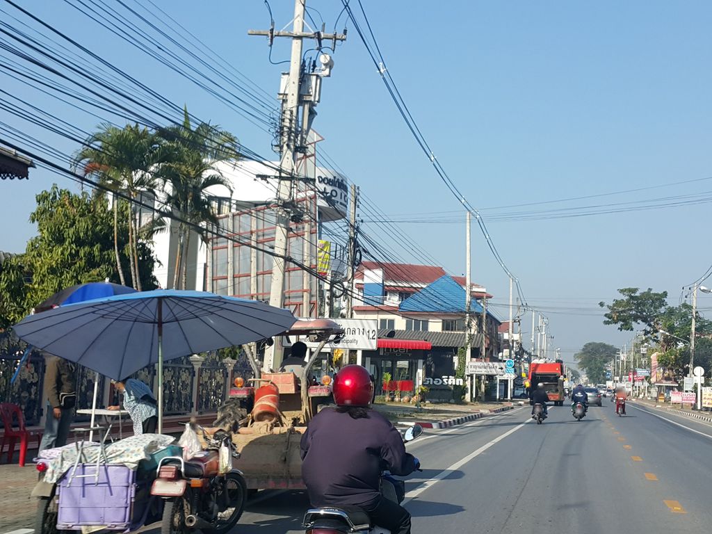 ภาพถนนตรงที่ PET STOP ตั้งอยู่ ถ่ายโดย jrcarlsen พ.ศ. 2559 (2016) · A street-level view of where PET STOP stands, by jrcarlsen in 2559 (2016)