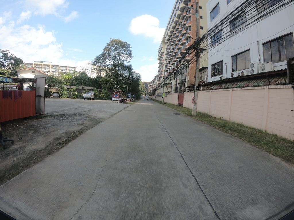 ภาพถนนตรงที่ เคนคาร์แคร์ ตั้งอยู่ ถ่ายโดย chanuwath_grab พ.ศ. 2562 (2019) · A street-level view of where เคนคาร์แคร์ · Khenkha stands, by chanuwath_grab in 2562 (2019)