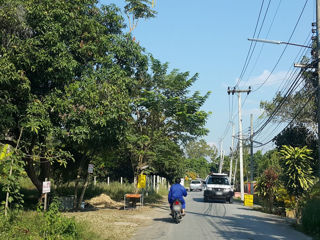 ภาพถนนตรงที่ Stone By Ray ตั้งอยู่ ถ่ายโดย jrcarlsen พ.ศ. 2558 (2015) · A street-level view of where Stone By Ray stands, by jrcarlsen in 2558 (2015)