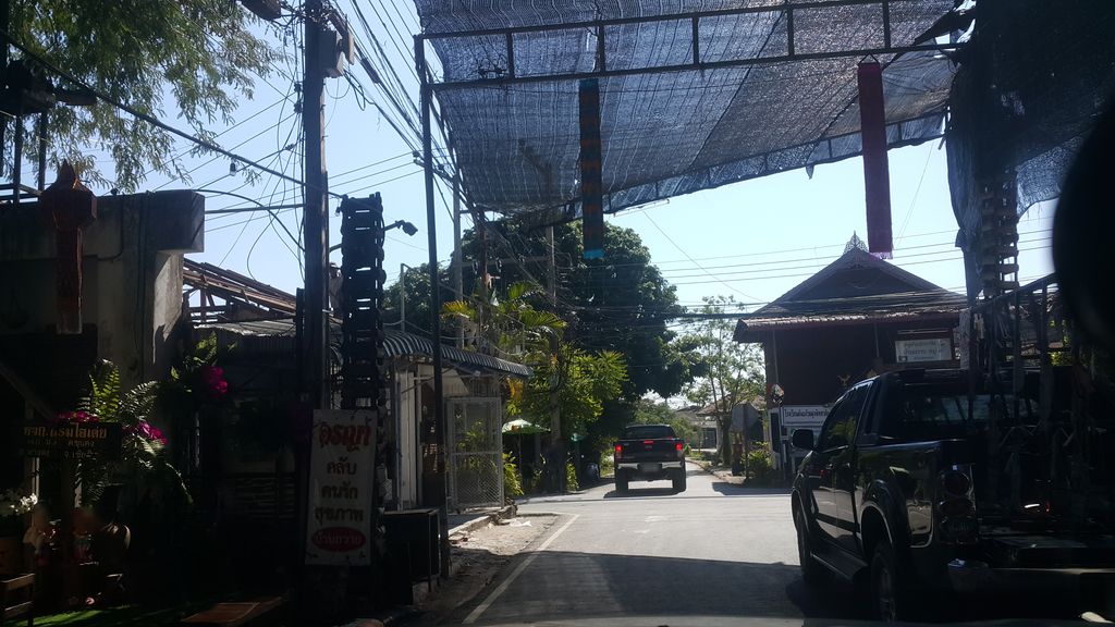 ภาพถนนตรงที่ บ้านถวาย สองฝั่งคลอง ตั้งอยู่ ถ่ายโดย jrcarlsen พ.ศ. 2562 (2019) · A street-level view of where บ้านถวาย สองฝั่งคลอง · Ban Thawai Songfangkhalong stands, by jrcarlsen in 2562 (2019)