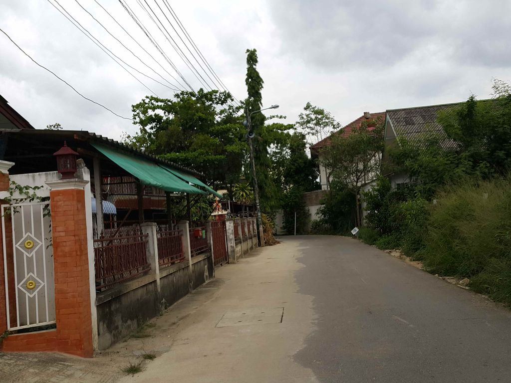 ภาพถนนตรงที่ nung kom kin - นั่ง ก้อม กิ๋น ตั้งอยู่ ถ่ายโดย jrcarlsen พ.ศ. 2558 (2015) · A street-level view of where nung kom kin - นั่ง ก้อม กิ๋น stands, by jrcarlsen in 2558 (2015)