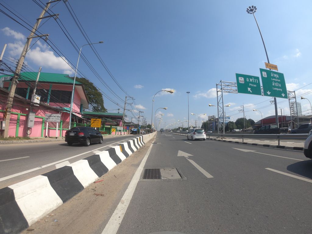 ภาพถนนตรงที่ ร้านก๋วยเตี๋ยวป้าแจ้ ตั้งอยู่ ถ่ายโดย chanuwath_grab พ.ศ. 2562 (2019) · A street-level view of where ร้านก๋วยเตี๋ยวป้าแจ้ · Ran Kuaitiao Pa Chae stands, by chanuwath_grab in 2562 (2019)