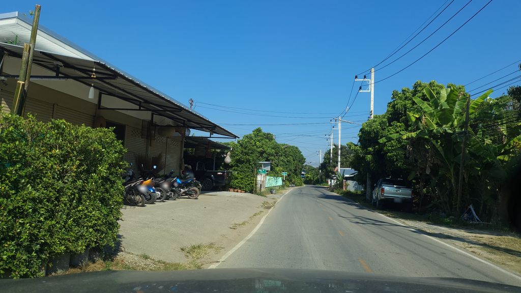 ภาพถนนตรงที่ โคมไฟหวายแพมณิชา ตั้งอยู่ ถ่ายโดย jrcarlsen พ.ศ. 2562 (2019) · A street-level view of where โคมไฟหวายแพมณิชา · Khomfai Wai Phaem Nicha stands, by jrcarlsen in 2562 (2019)