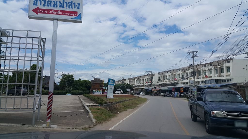 ภาพถนนตรงที่ Sunsign cafe ตั้งอยู่ ถ่ายโดย jrcarlsen พ.ศ. 2560 (2017) · A street-level view of where Sunsign cafe stands, by jrcarlsen in 2560 (2017)