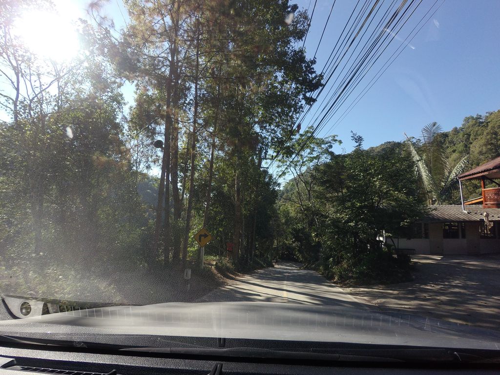 ภาพถนนตรงที่ โรงคั่วกาแฟแม่กำปอง ตั้งอยู่ ถ่ายโดย mishari พ.ศ. 2563 (2020) · A street-level view of where โรงคั่วกาแฟแม่กำปอง · Rongkhuakafae Mae Kam Pong stands, by mishari in 2563 (2020)