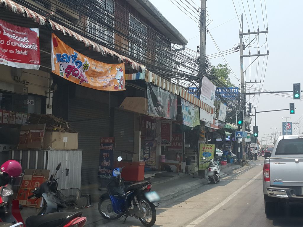 ภาพถนนตรงที่ 99 Mobile ตั้งอยู่ ถ่ายโดย jrcarlsen พ.ศ. 2559 (2016) · A street-level view of where 99 Mobile stands, by jrcarlsen in 2559 (2016)