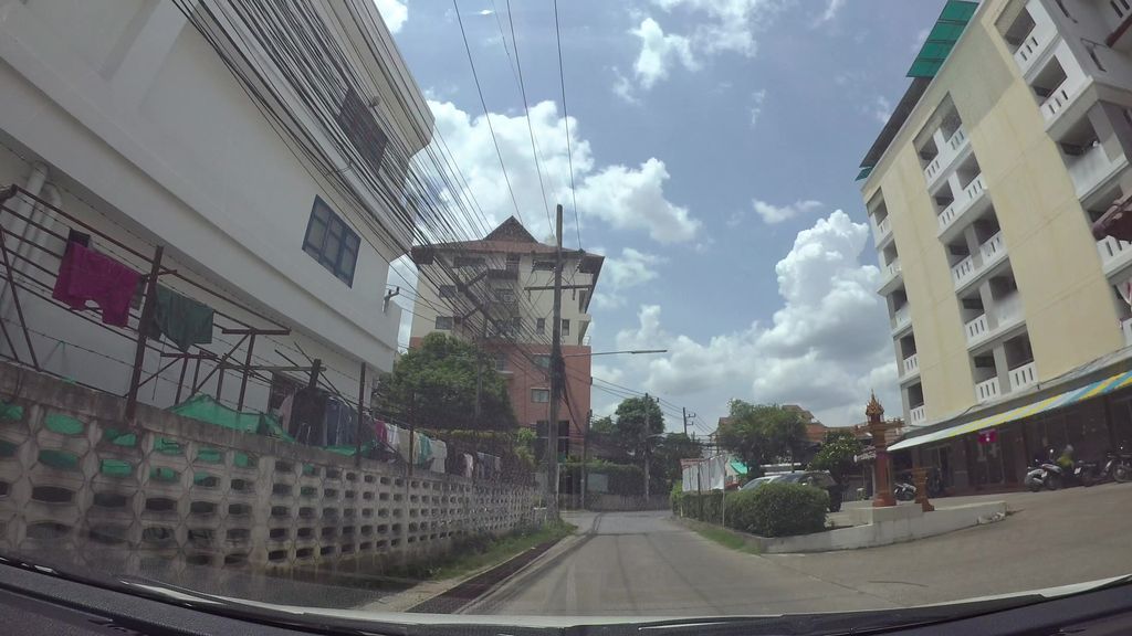 ภาพถนนตรงที่ Bermuda bistro and music bar ตั้งอยู่ ถ่ายโดย kaart_3 พ.ศ. 2562 (2019) · A street-level view of where Bermuda bistro and music bar stands, by kaart_3 in 2562 (2019)