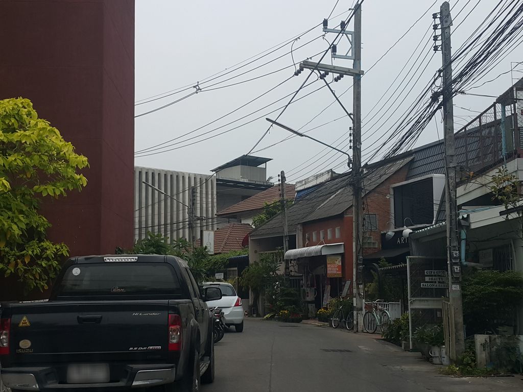 ภาพถนนตรงที่ Dominol House Chiang Mai ตั้งอยู่ ถ่ายโดย jrcarlsen พ.ศ. 2559 (2016) · A street-level view of where Dominol House Chiang Mai stands, by jrcarlsen in 2559 (2016)