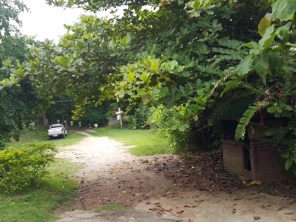 ภาพถนนตรงที่ ณวสรวง รีสอร์ท ตั้งอยู่ ถ่ายโดย jrcarlsen พ.ศ. 2558 (2015) · A street-level view of where ณวสรวง รีสอร์ท · Nosuang Resort stands, by jrcarlsen in 2558 (2015)