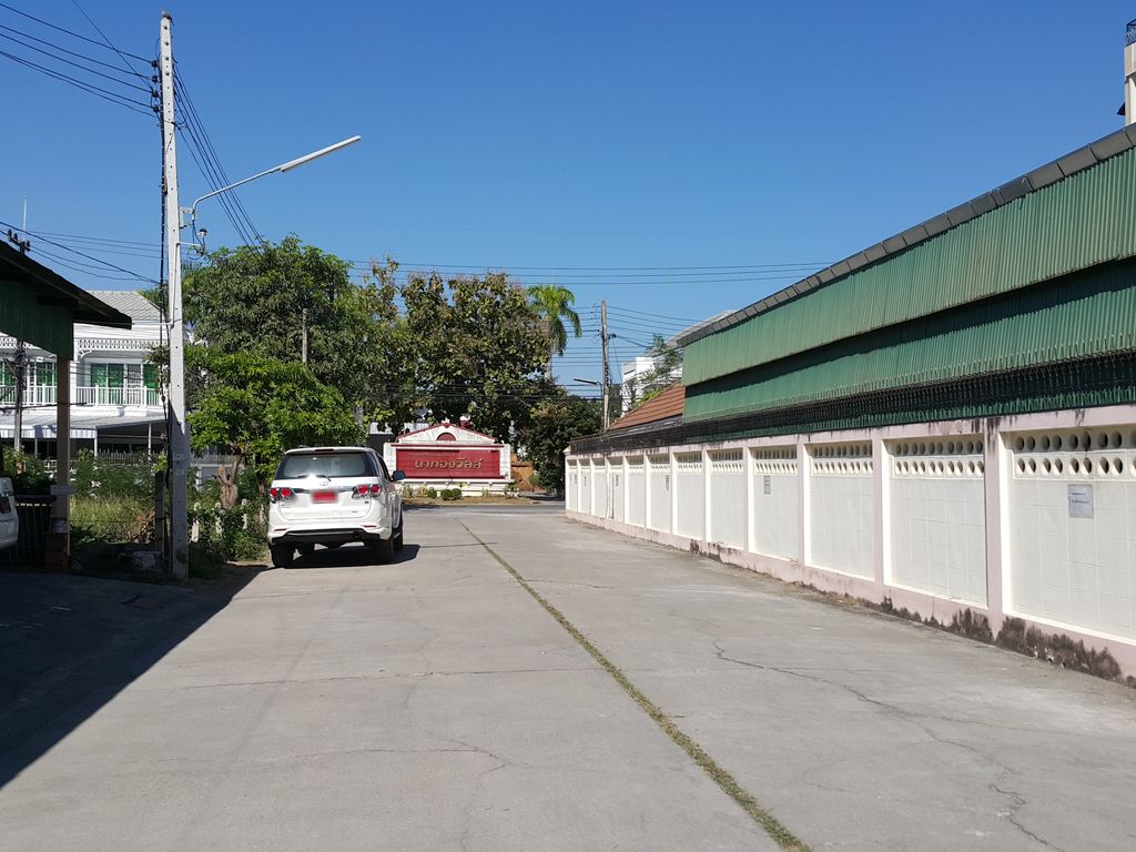 ภาพถนนตรงที่ หอพักจุฑามาศ ตั้งอยู่ ถ่ายโดย jrcarlsen พ.ศ. 2557 (2014) · A street-level view of where หอพักจุฑามาศ · Chuthamat Dormitory stands, by jrcarlsen in 2557 (2014)