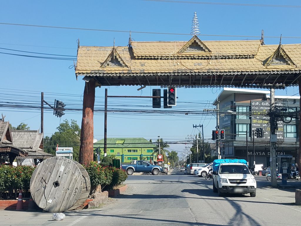 ภาพถนนตรงที่ สภ.แม่โจ้ ตั้งอยู่ ถ่ายโดย jrcarlsen พ.ศ. 2558 (2015) · A street-level view of where สภ.แม่โจ้ · .Mae Jo Police station stands, by jrcarlsen in 2558 (2015)
