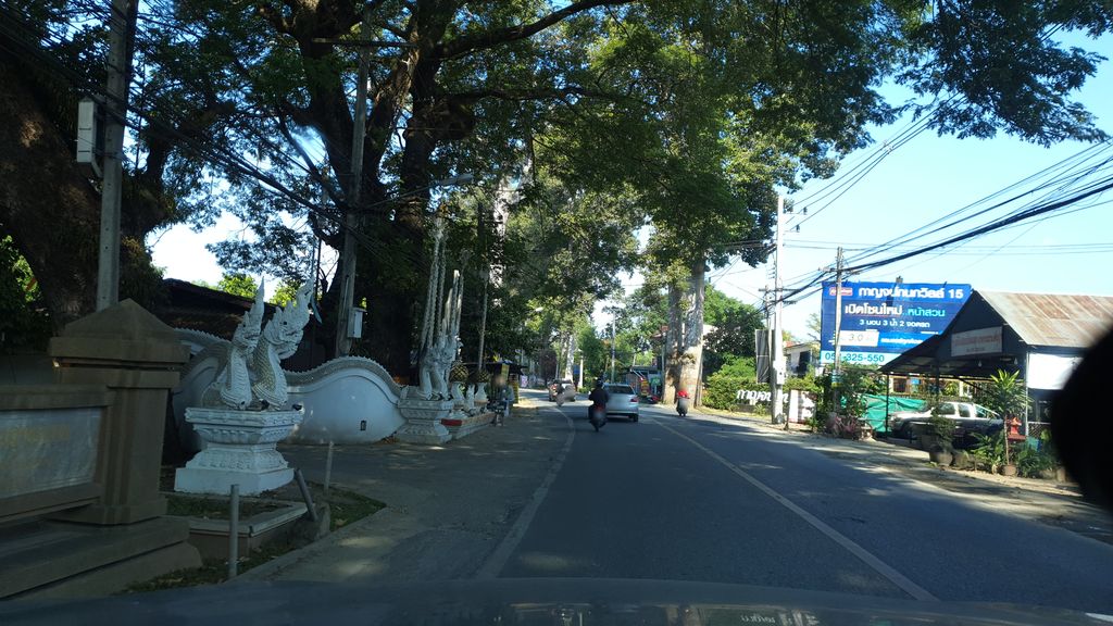 ภาพถนนตรงที่ เอกไก่ย่างสกลนคร ตั้งอยู่ ถ่ายโดย jrcarlsen พ.ศ. 2562 (2019) · A street-level view of where เอกไก่ย่างสกลนคร · Ek Kainga Saklanakhon stands, by jrcarlsen in 2562 (2019)