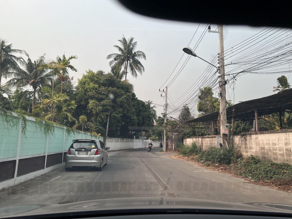 ภาพถนนตรงที่ Lanna Condo - ลานนาคอนโด เฟส3 ตั้งอยู่ ถ่ายโดย lin_wang พ.ศ. 2567 (2024) · A street-level view of where Lanna Condo - ลานนาคอนโด เฟส3 stands, by lin_wang in 2567 (2024)