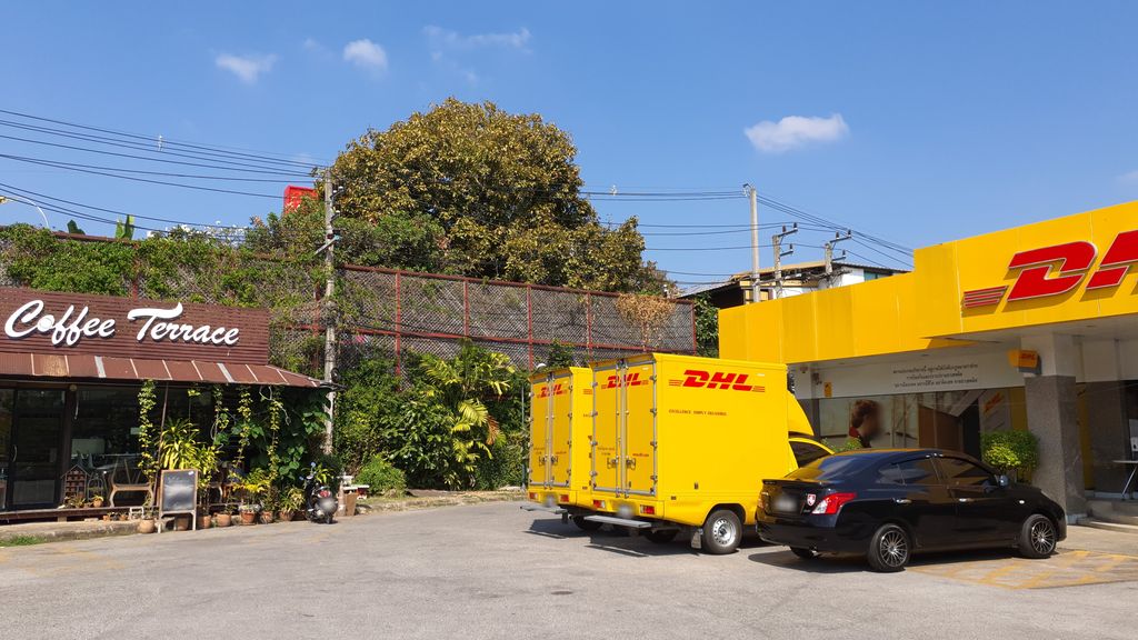 ภาพถนนตรงที่ Elm House of Coffee ตั้งอยู่ ถ่ายโดย jrcarlsen พ.ศ. 2564 (2021) · A street-level view of where Elm House of Coffee stands, by jrcarlsen in 2564 (2021)