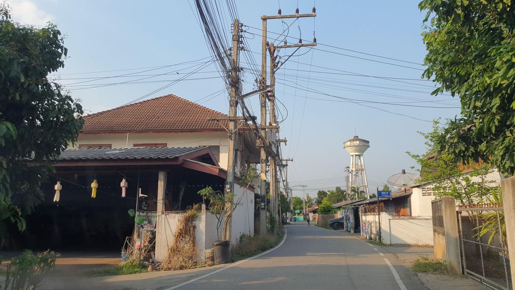 ภาพถนนตรงที่ TeakWoodenCraft ตั้งอยู่ ถ่ายโดย jrcarlsen พ.ศ. 2565 (2022) · A street-level view of where TeakWoodenCraft stands, by jrcarlsen in 2565 (2022)