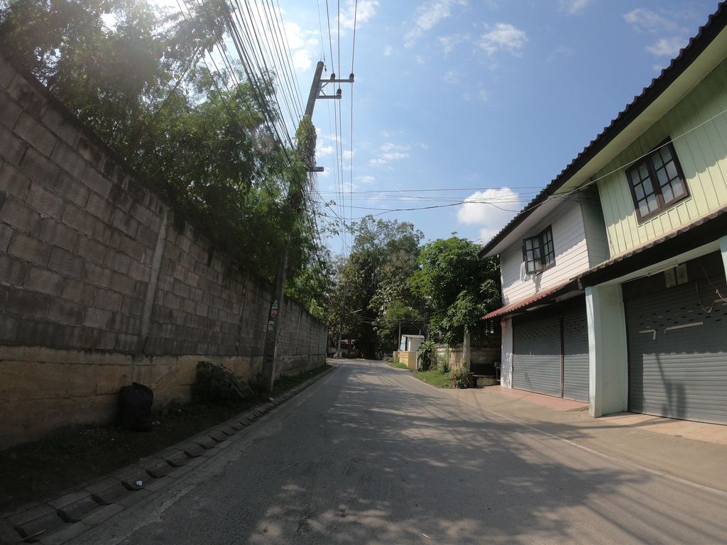 ภาพถนนตรงที่ B Sleep Chiangmai ตั้งอยู่ ถ่ายโดย chanuwath_grab พ.ศ. 2562 (2019) · A street-level view of where B Sleep Chiangmai stands, by chanuwath_grab in 2562 (2019)