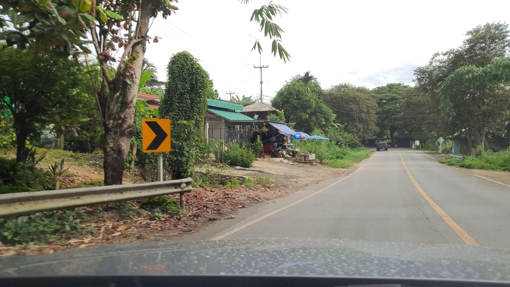 ภาพถนนตรงที่ Montarnthong Houses For Rent Chiang Mai ม่อนธารทอง ตั้งอยู่ ถ่ายโดย jrcarlsen พ.ศ. 2564 (2021) · A street-level view of where Montarnthong Houses For Rent Chiang Mai ม่อนธารทอง stands, by jrcarlsen in 2564 (2021)
