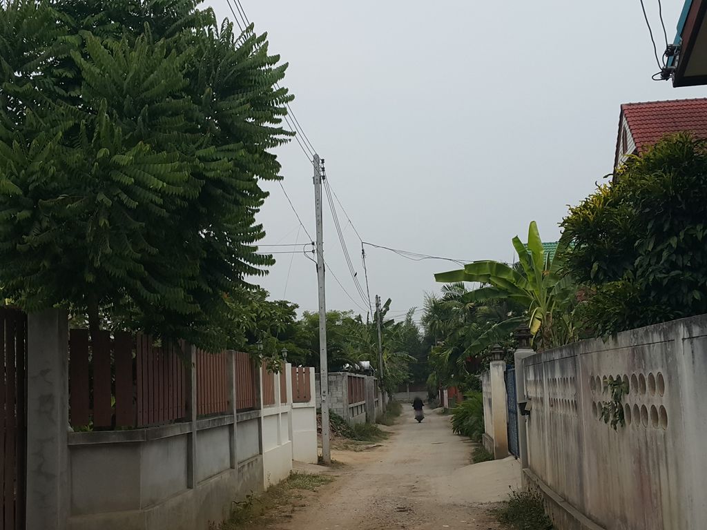 ภาพถนนตรงที่ อู่นายพันบริการ ตั้งอยู่ ถ่ายโดย jrcarlsen พ.ศ. 2559 (2016) · A street-level view of where อู่นายพันบริการ · U Naiphan Brikan stands, by jrcarlsen in 2559 (2016)