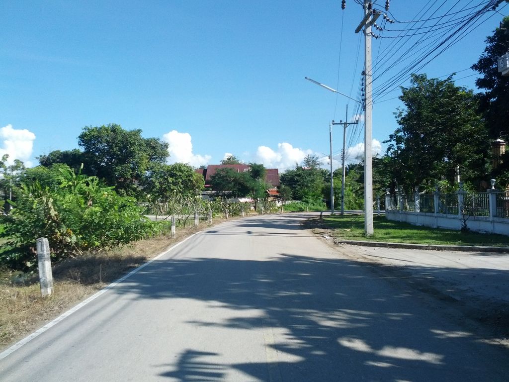 ภาพถนนตรงที่ Pk boxing ตั้งอยู่ ถ่ายโดย jrcarlsen พ.ศ. 2557 (2014) · A street-level view of where Pk boxing stands, by jrcarlsen in 2557 (2014)