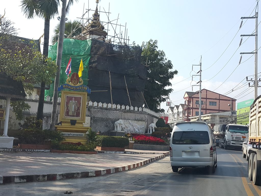 ภาพถนนตรงที่ สุริยาโฟโต้ ตั้งอยู่ ถ่ายโดย jrcarlsen พ.ศ. 2558 (2015) · A street-level view of where สุริยาโฟโต้ · Suriyafoto stands, by jrcarlsen in 2558 (2015)
