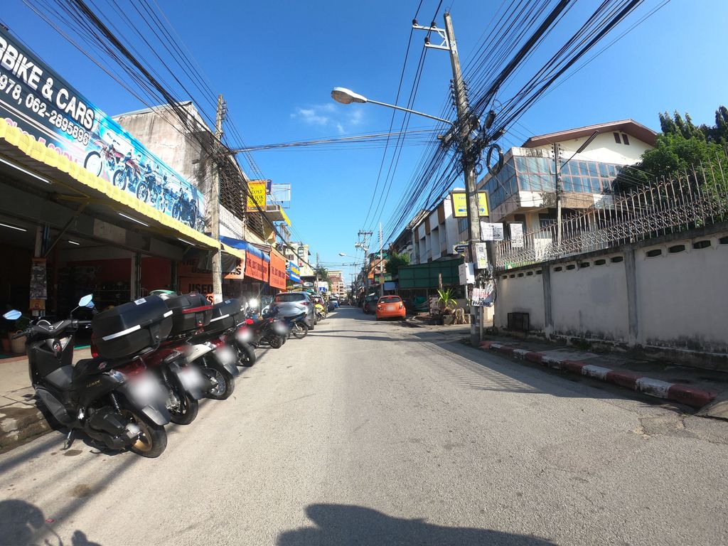 ภาพถนนตรงที่ The Lost book shop ตั้งอยู่ ถ่ายโดย chanuwath_grab พ.ศ. 2562 (2019) · A street-level view of where The Lost book shop stands, by chanuwath_grab in 2562 (2019)