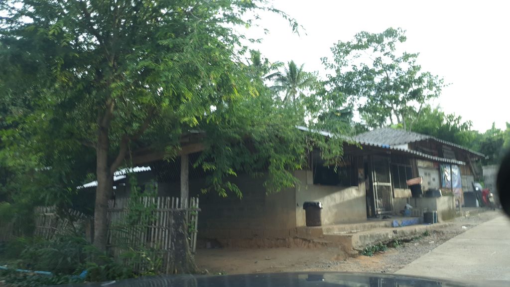 ภาพถนนตรงที่ ทาเหนือ ตั้งอยู่ ถ่ายโดย jrcarlsen พ.ศ. 2563 (2020) · A street-level view of where ทาเหนือ · Thanuea stands, by jrcarlsen in 2563 (2020)