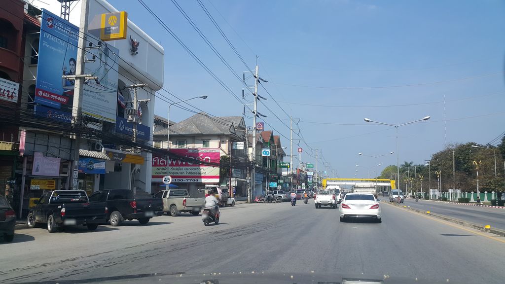 ภาพถนนตรงที่ อ้วน อิ่ม สุข ตั้งอยู่ ถ่ายโดย jrcarlsen พ.ศ. 2562 (2019) · A street-level view of where อ้วน อิ่ม สุข · Uan Im Suk stands, by jrcarlsen in 2562 (2019)
