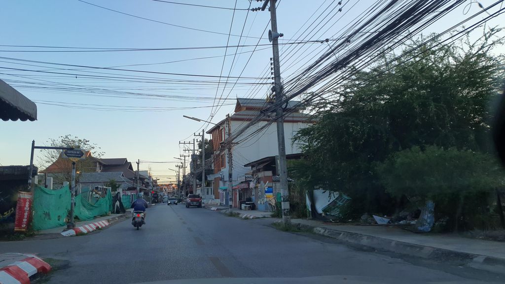 ภาพถนนตรงที่ Chiang Mai Elephant Sanctuary ตั้งอยู่ ถ่ายโดย jrcarlsen พ.ศ. 2565 (2022) · A street-level view of where Chiang Mai Elephant Sanctuary stands, by jrcarlsen in 2565 (2022)