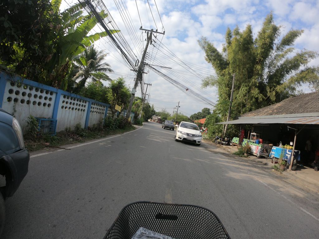 ภาพถนนตรงที่ Roger Barber - โรเจอร์ บาร์เบอร์ ตั้งอยู่ ถ่ายโดย chanuwath_grab พ.ศ. 2562 (2019) · A street-level view of where Roger Barber - โรเจอร์ บาร์เบอร์ stands, by chanuwath_grab in 2562 (2019)