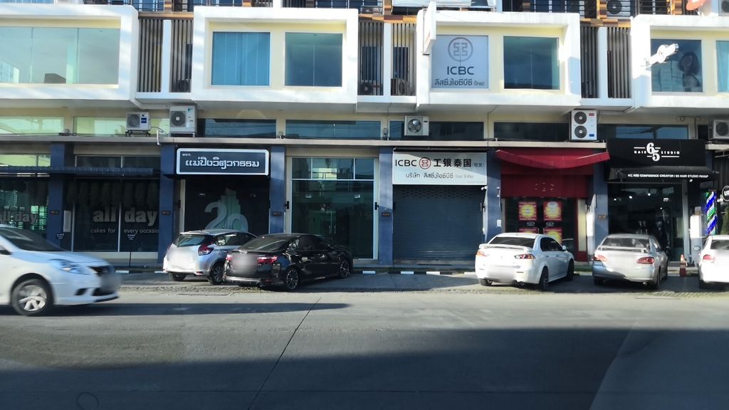 ภาพถนนตรงที่ ลิสซิ่งไอซีบีซี ไทย ตั้งอยู่ ถ่ายโดย charlesano พ.ศ. 2561 (2018) · A street-level view of where ลิสซิ่งไอซีบีซี ไทย · Litsing Aisi B C Thai stands, by charlesano in 2561 (2018)