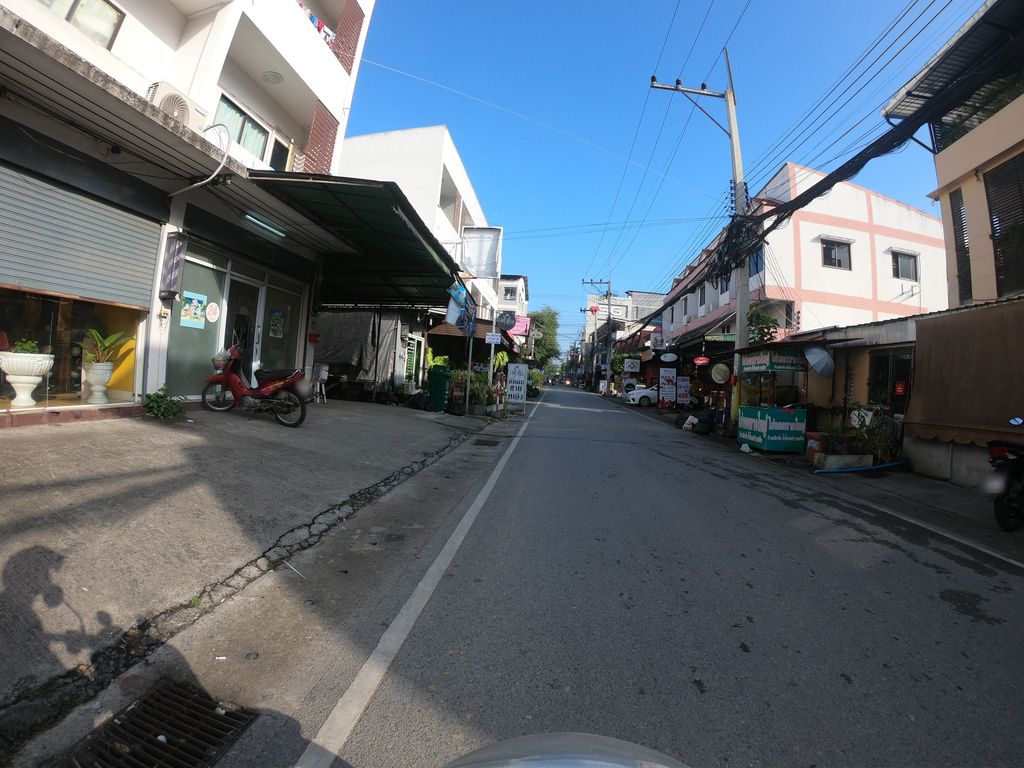 ภาพถนนตรงที่ ร้าน ล้านนั่งเล่น ตั้งอยู่ ถ่ายโดย chanuwath_grab พ.ศ. 2562 (2019) · A street-level view of where ร้าน ล้านนั่งเล่น · Ran Lannanglen stands, by chanuwath_grab in 2562 (2019)