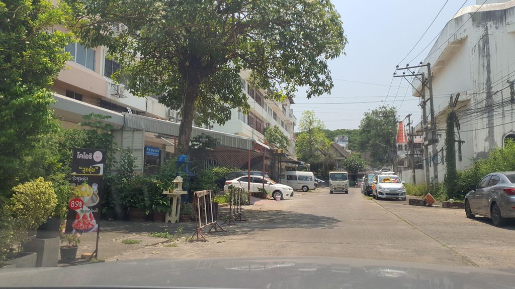 ภาพถนนตรงที่ Kru Frame Muay Thai Training Club Chiang Mai ตั้งอยู่ ถ่ายโดย jrcarlsen พ.ศ. 2565 (2022) · A street-level view of where Kru Frame Muay Thai Training Club Chiang Mai stands, by jrcarlsen in 2565 (2022)
