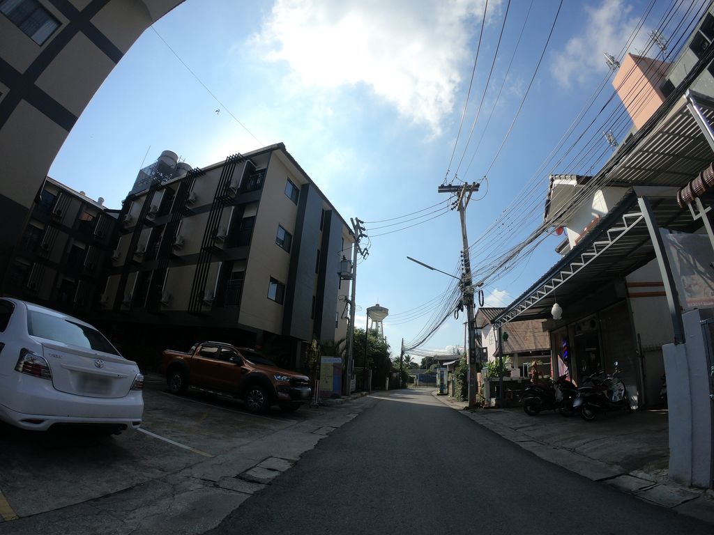 ภาพถนนตรงที่ หอพักเอ็นที คอร์ท ตั้งอยู่ ถ่ายโดย chanuwath_grab พ.ศ. 2562 (2019) · A street-level view of where หอพักเอ็นที คอร์ท · Enthi Court Dormitory stands, by chanuwath_grab in 2562 (2019)
