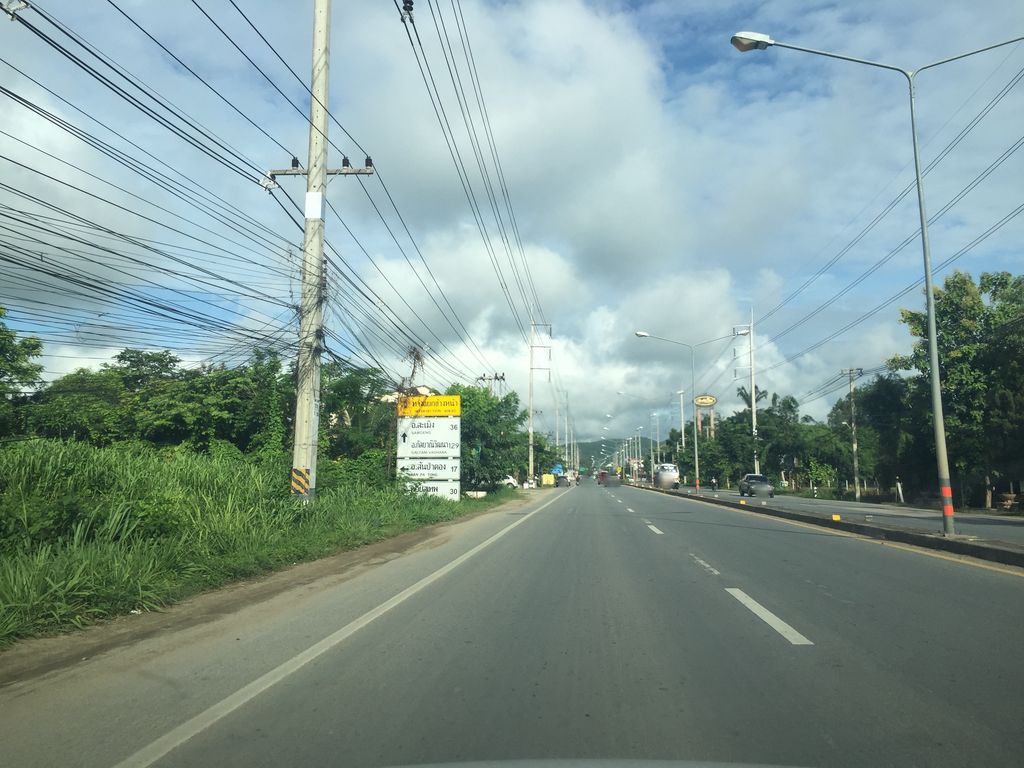 ภาพถนนตรงที่ สิริกร ลิสซิ่ง ตั้งอยู่ ถ่ายโดย kyoko พ.ศ. 2561 (2018) · A street-level view of where สิริกร ลิสซิ่ง · Sirik Litsing stands, by kyoko in 2561 (2018)