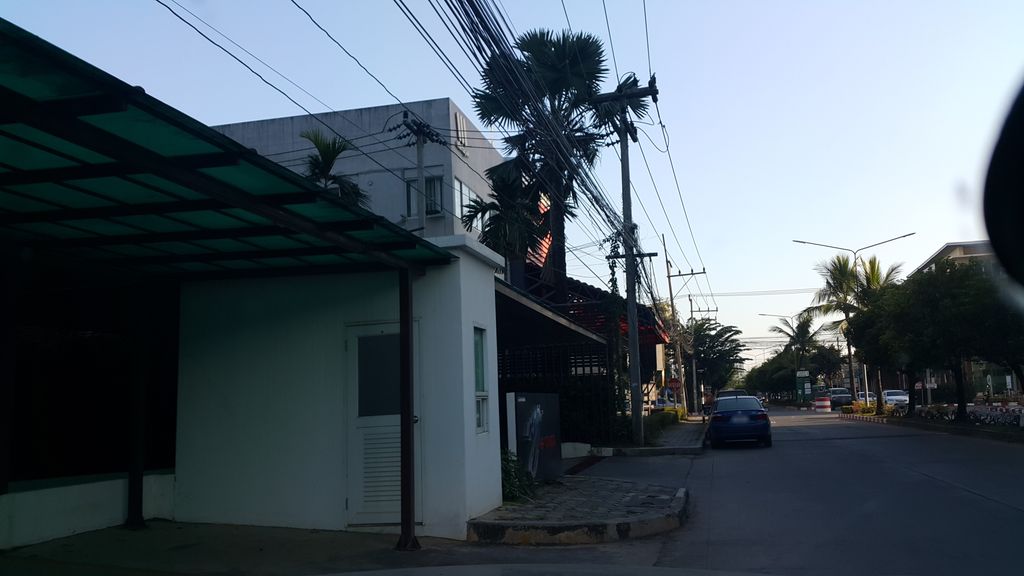 ภาพถนนตรงที่ 121 Coffee ตั้งอยู่ ถ่ายโดย jrcarlsen พ.ศ. 2560 (2017) · A street-level view of where 121 Coffee stands, by jrcarlsen in 2560 (2017)