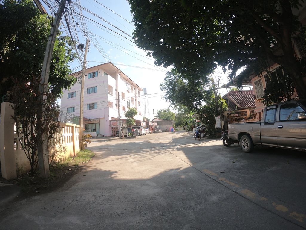 ภาพถนนตรงที่ ฮ่อมกาแฟ ตั้งอยู่ ถ่ายโดย chanuwath_grab พ.ศ. 2562 (2019) · A street-level view of where ฮ่อมกาแฟ · Homkafae stands, by chanuwath_grab in 2562 (2019)