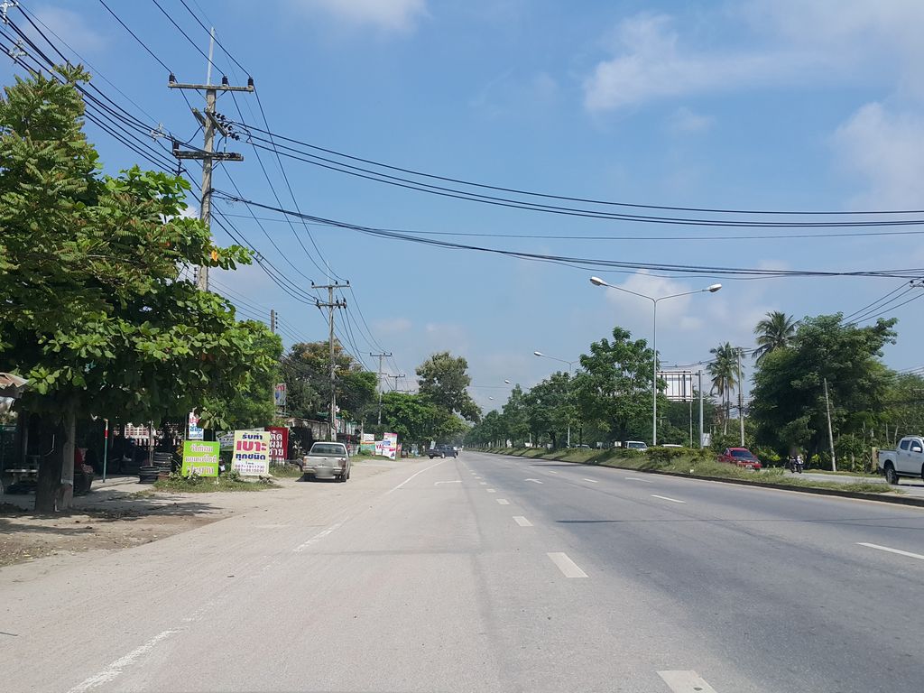 ภาพถนนตรงที่ เพชรรัตน์คลินิกการแพทย์แผนไทย ตั้งอยู่ ถ่ายโดย jrcarlsen พ.ศ. 2558 (2015) · A street-level view of where เพชรรัตน์คลินิกการแพทย์แผนไทย · Phet Rat Clinic Kan Phaet Phaen Thai stands, by jrcarlsen in 2558 (2015)