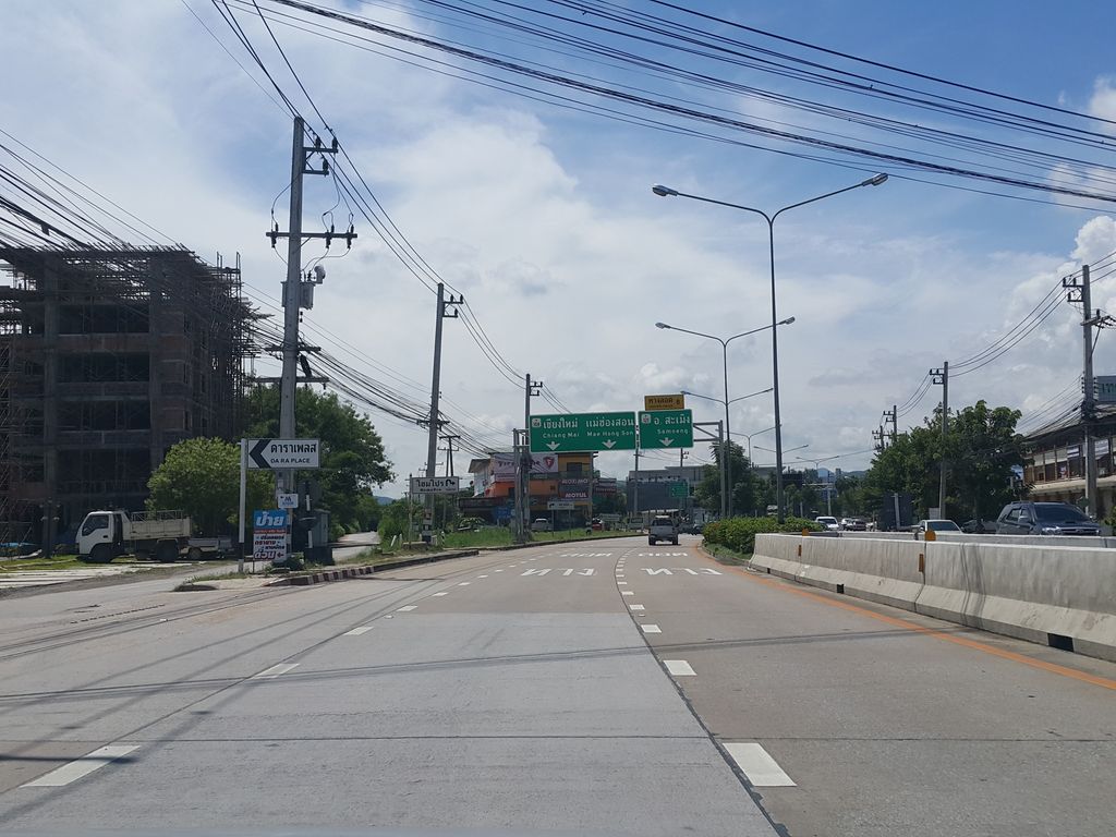 ภาพถนนตรงที่ RinRich ตั้งอยู่ ถ่ายโดย jrcarlsen พ.ศ. 2558 (2015) · A street-level view of where RinRich stands, by jrcarlsen in 2558 (2015)