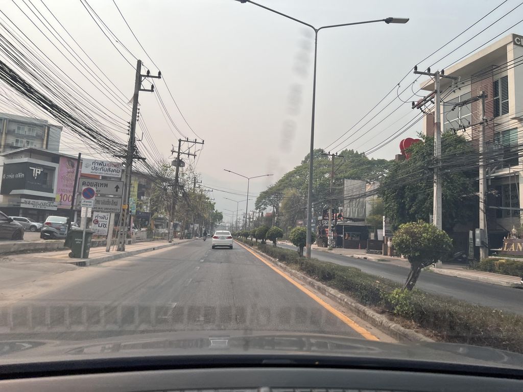 ภาพถนนตรงที่ Knight Visa Help Point Chiang Mai ตั้งอยู่ ถ่ายโดย lin_wang พ.ศ. 2567 (2024) · A street-level view of where Knight Visa Help Point Chiang Mai stands, by lin_wang in 2567 (2024)