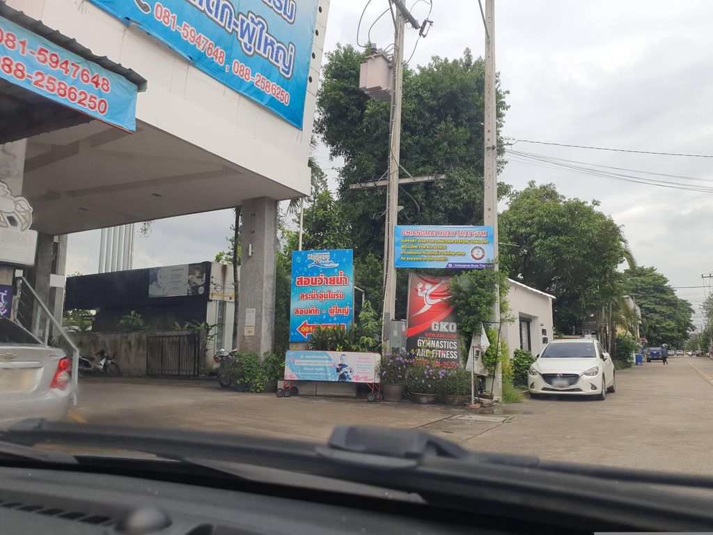 ภาพถนนตรงที่ ครูพายุ สอนว่ายน้ำ ตั้งอยู่ ถ่ายโดย jrcarlsen พ.ศ. 2566 (2023) · A street-level view of where ครูพายุ สอนว่ายน้ำ · Khruphai Sonwainam stands, by jrcarlsen in 2566 (2023)