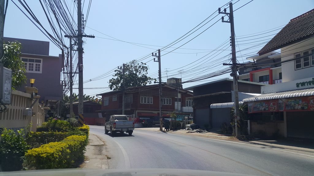 ภาพถนนตรงที่ บ้านเรียนจ้าวเจริญ ตั้งอยู่ ถ่ายโดย jrcarlsen พ.ศ. 2560 (2017) · A street-level view of where บ้านเรียนจ้าวเจริญ · Ban Rian Chao Charoen stands, by jrcarlsen in 2560 (2017)