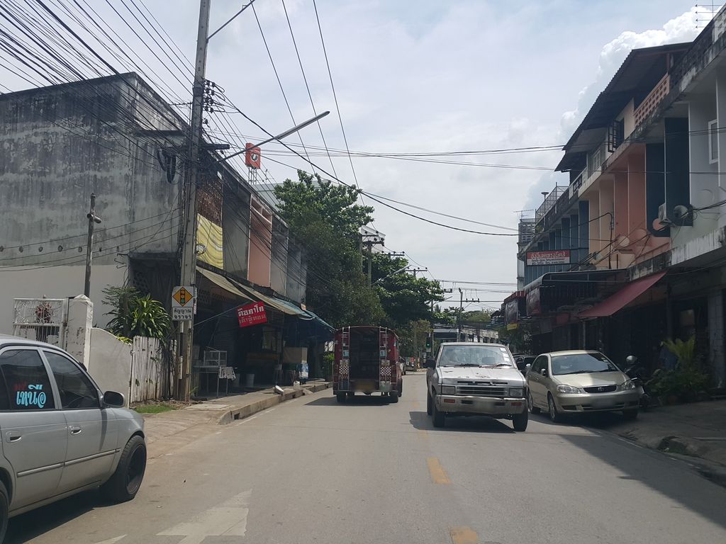 ภาพถนนตรงที่ นายโจ้ ก๋วยเตี๋ยวหมู-เนื้อ อาหารตามสั่ง ตั้งอยู่ ถ่ายโดย jrcarlsen พ.ศ. 2558 (2015) · A street-level view of where นายโจ้ ก๋วยเตี๋ยวหมู-เนื้อ อาหารตามสั่ง · Naicho Kuaitiao Mu-nuea Ahantamsang stands, by jrcarlsen in 2558 (2015)