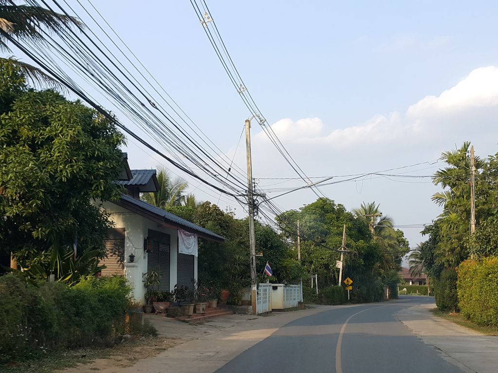 ภาพถนนตรงที่ ร้านเจริญทรัพย์ ตั้งอยู่ ถ่ายโดย jrcarlsen พ.ศ. 2558 (2015) · A street-level view of where ร้านเจริญทรัพย์ · Ran Charoen Sap stands, by jrcarlsen in 2558 (2015)