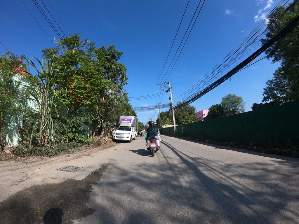 ภาพถนนตรงที่ Biguri ตั้งอยู่ ถ่ายโดย chanuwath_grab พ.ศ. 2562 (2019) · A street-level view of where Biguri stands, by chanuwath_grab in 2562 (2019)