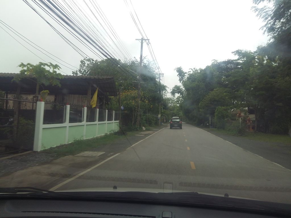 ภาพถนนตรงที่ ส้มตำสรวน ตั้งอยู่ ถ่ายโดย noochjaree พ.ศ. 2561 (2018) · A street-level view of where ส้มตำสรวน · Som Tam Sa Won stands, by noochjaree in 2561 (2018)
