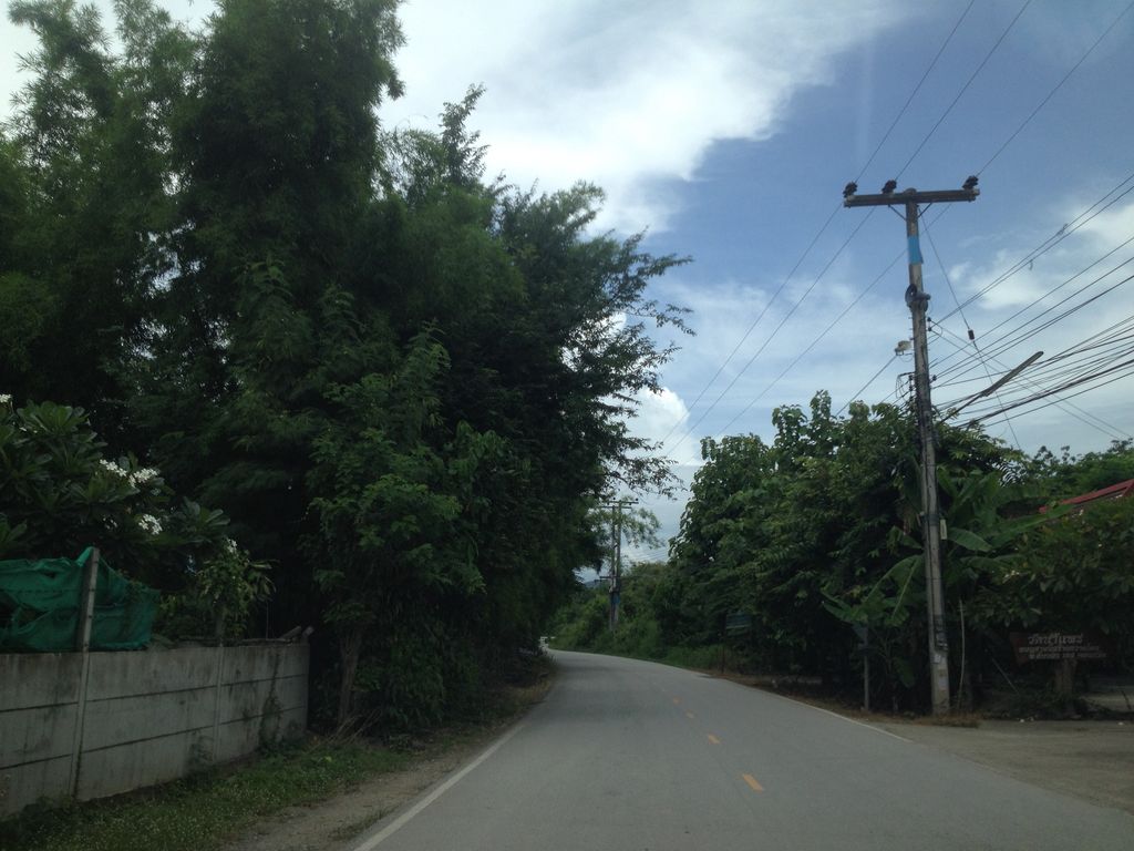 ภาพถนนตรงที่ ร้าน ภัทรพงศ์การค้า ตั้งอยู่ ถ่ายโดย jimwatana พ.ศ. 2558 (2015) · A street-level view of where ร้าน ภัทรพงศ์การค้า · Ran Phat Phong Kankha stands, by jimwatana in 2558 (2015)
