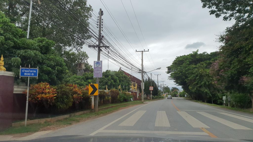ภาพถนนตรงที่ โรงเรียนวัดป่าลาน ตั้งอยู่ ถ่ายโดย jrcarlsen พ.ศ. 2564 (2021) · A street-level view of where โรงเรียนวัดป่าลาน · Wat Pa Lan School stands, by jrcarlsen in 2564 (2021)