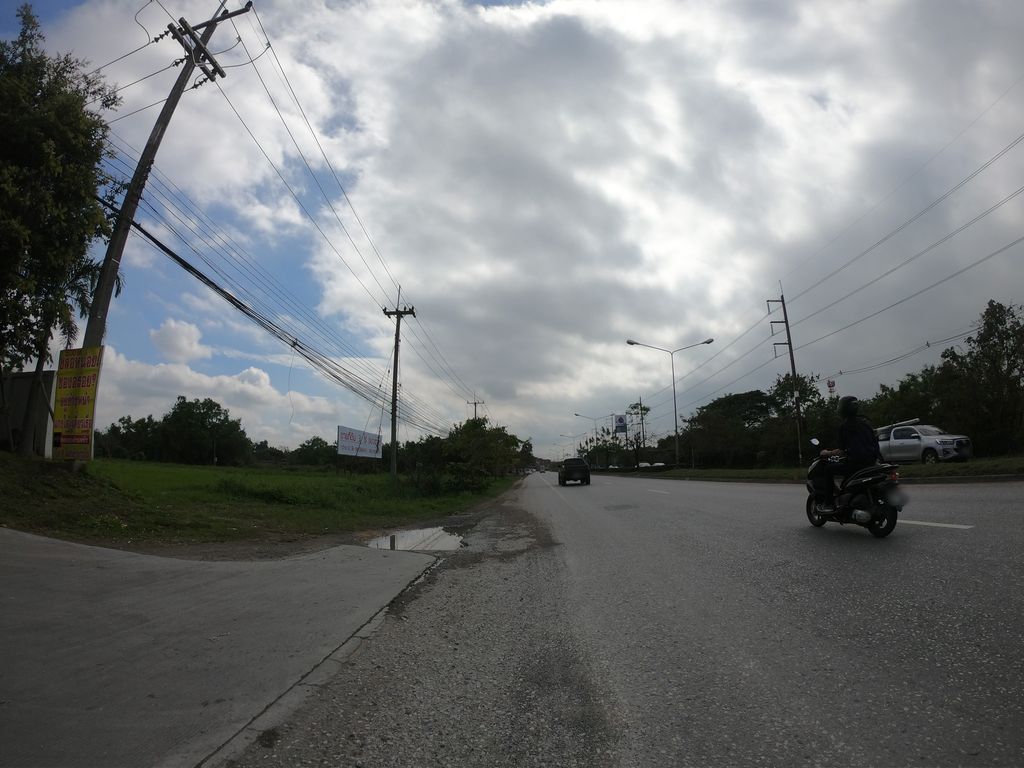 ภาพถนนตรงที่ Caltex ตั้งอยู่ ถ่ายโดย chanuwath_grab พ.ศ. 2562 (2019) · A street-level view of where Caltex stands, by chanuwath_grab in 2562 (2019)