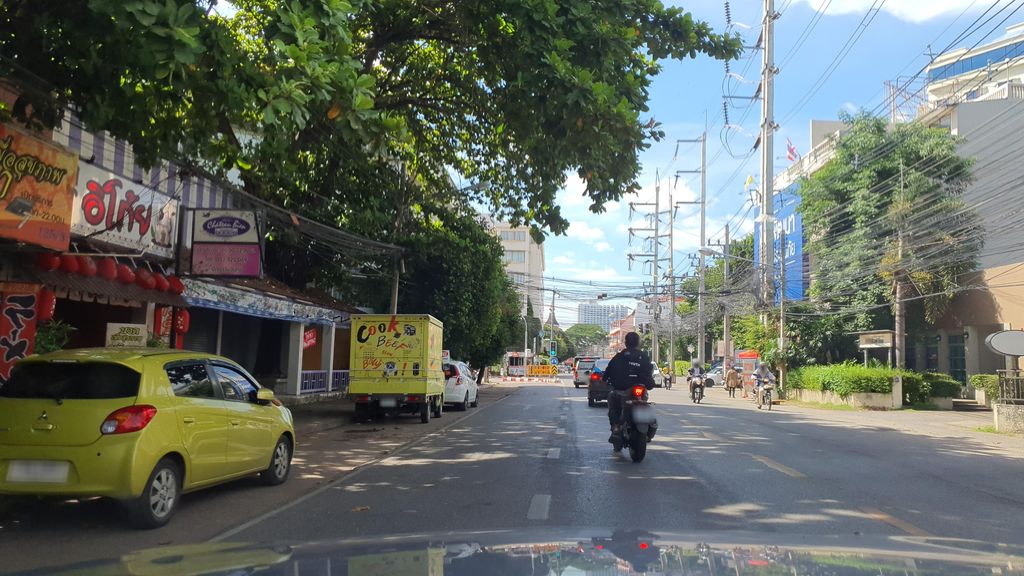 ภาพถนนตรงที่ น้อยซาลอน ตั้งอยู่ ถ่ายโดย jrcarlsen พ.ศ. 2565 (2022) · A street-level view of where น้อยซาลอน · Noisanon stands, by jrcarlsen in 2565 (2022)